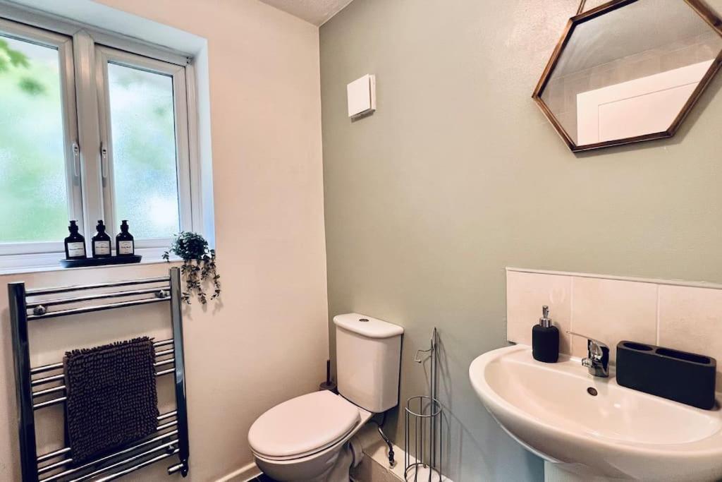 Urban Bliss Stylish Townhouse With Free Parking For A Convenient City Stay Liverpool Exterior photo